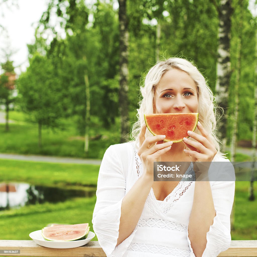 Kobieta jedzenie arbuza - Zbiór zdjęć royalty-free (30-39 lat)