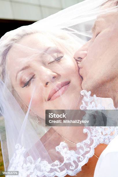 Sposi Baciare - Fotografie stock e altre immagini di 20-24 anni - 20-24 anni, Abbracciare una persona, Adulto