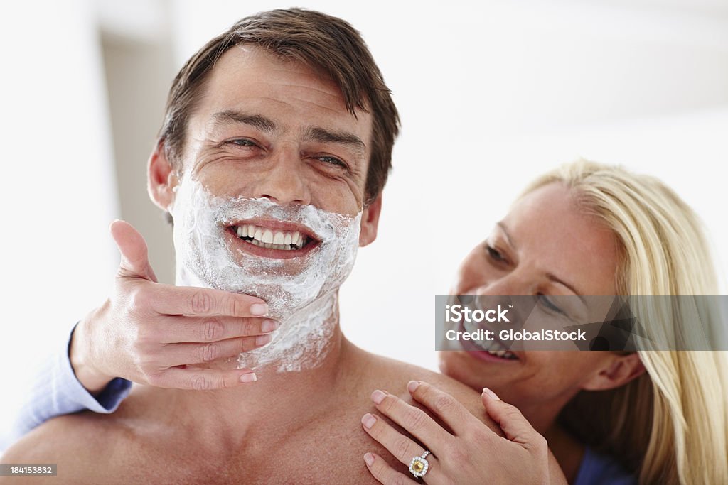 여자 적용 shaving Cream을 남성 변모시키십시오 - 로열티 프리 면도 스톡 사진