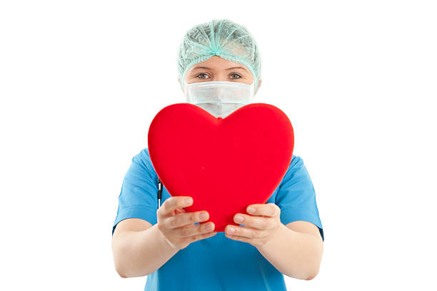 mujeres jóvenes trabajador de asistencia sanitaria y a la forma de corazón - stethoscope paramedic working heart disease fotografías e imágenes de stock