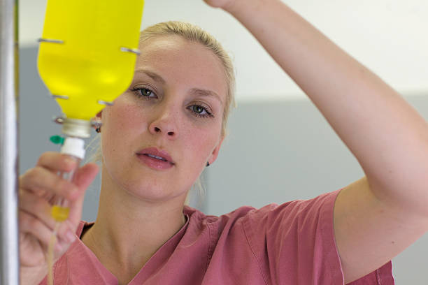 медицинский помощник подготовленный инфузии - infused oil iv drip nurse hospital стоковые фото и изображения