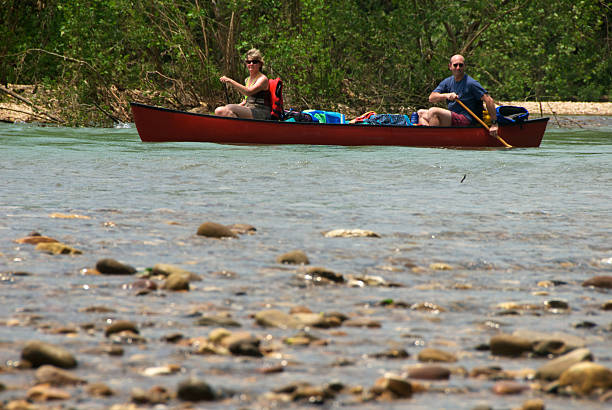 canoa, gita sul fiume - canoeing people traveling camping couple foto e immagini stock