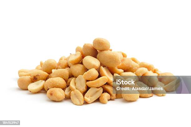 Amendoins - Fotografias de stock e mais imagens de Amendoim - Alimento - Amendoim - Alimento, Amontoar, Fundo Branco