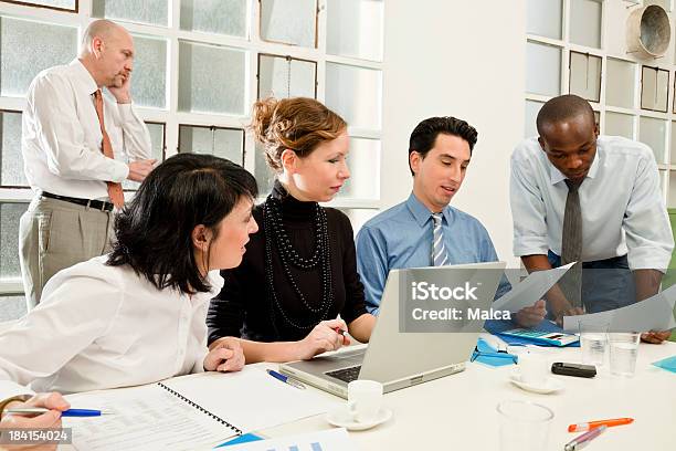 Businees Equipo En Una Reunión De Trabajo Foto de stock y más banco de imágenes de 30-39 años - 30-39 años, 40-49 años, 50-59 años