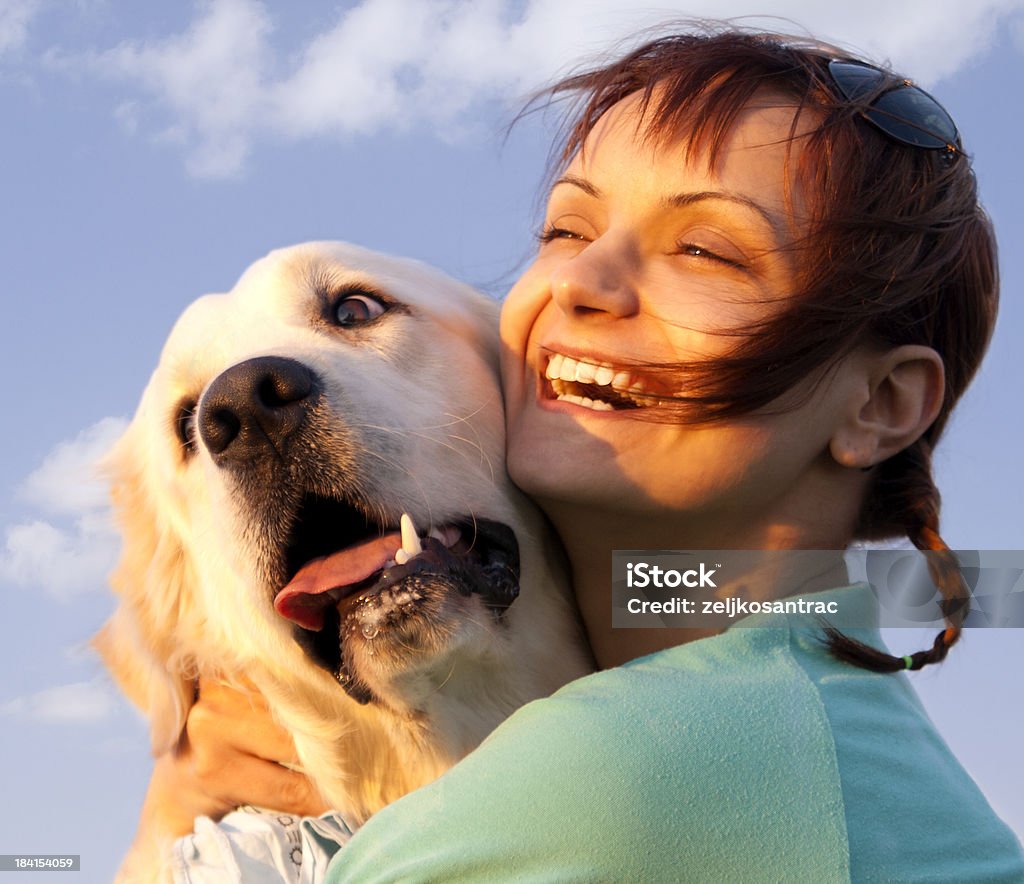 Chica joven con un perro - Foto de stock de Abrazar libre de derechos