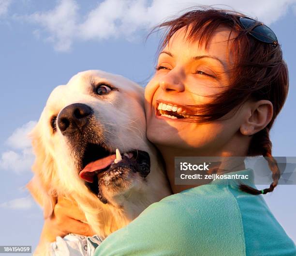 Chica Joven Con Un Perro Foto de stock y más banco de imágenes de Abrazar - Abrazar, Adulto, Adulto joven