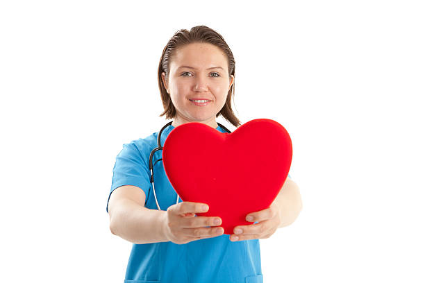 若い女性ヘルスケアワーカーとハート型 - stethoscope paramedic working heart disease ストックフォトと画像