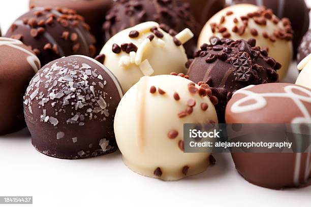 Assortimento Di Cioccolato - Fotografie stock e altre immagini di Goccia di cioccolato - Goccia di cioccolato, Ornato, Tartufo al cioccolato