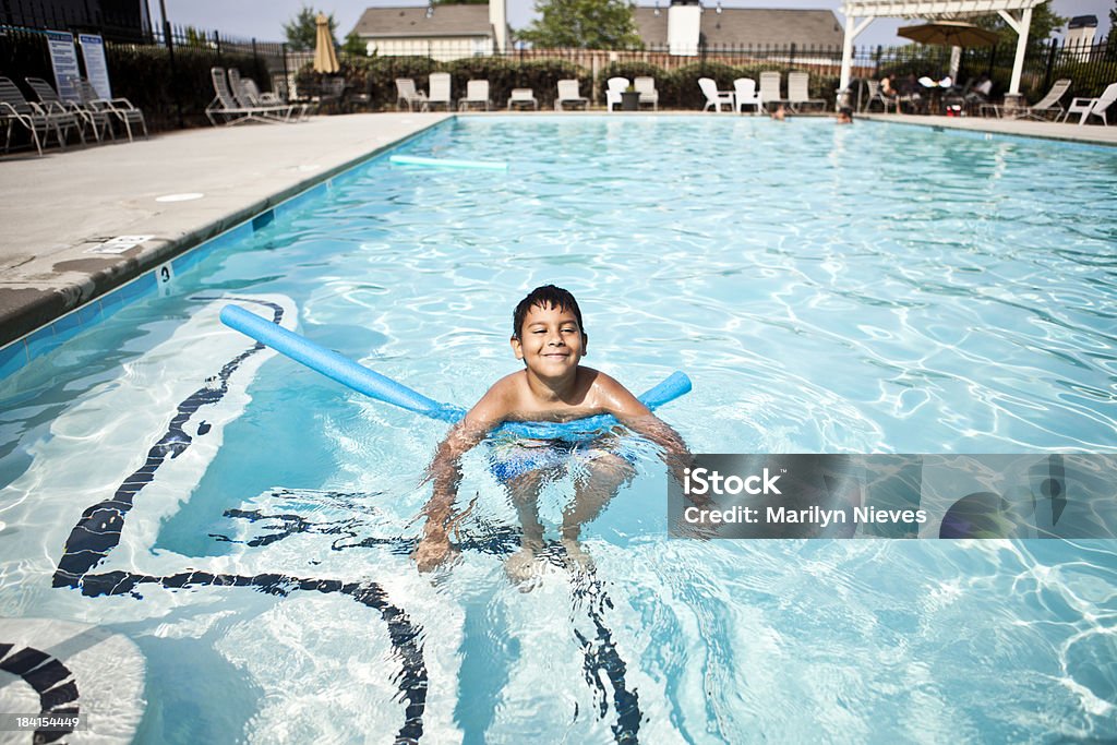 Молодой мальчик играет в бассейне - Стоковые фото Латиноамериканская и испанская этническая группа роялти-фри