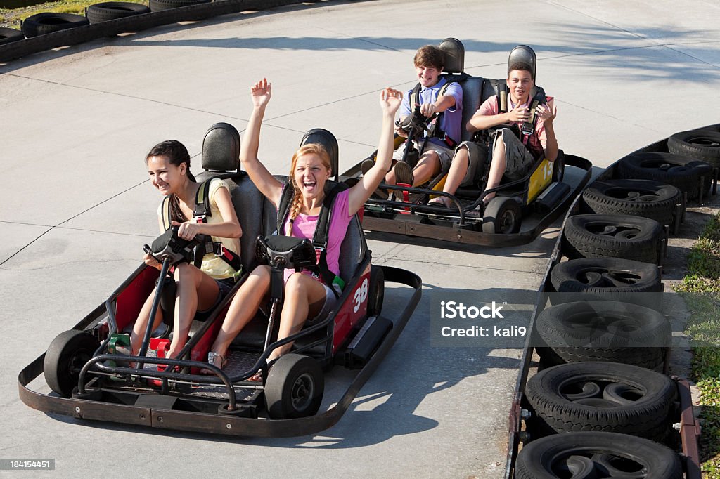 Adolescents équitation karts - Photo de Kart libre de droits