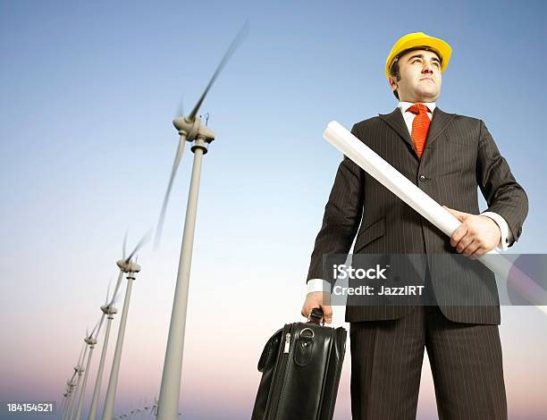 Photo libre de droit de Larchitecte Dans La Wind Turbines De Construction banque d'images et plus d'images libres de droit de Cravate - Cravate, Industrie du bâtiment, Affaires