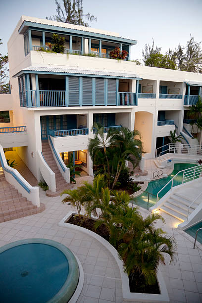 holiday apartamentos con piscinas al atardecer - tourist resort apartment swimming pool caribbean fotografías e imágenes de stock