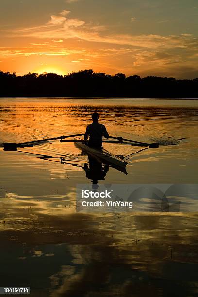 Photo libre de droit de Sunset Faire Du Scull À Minneapolis Dans Le Minnesota banque d'images et plus d'images libres de droit de Coucher de soleil