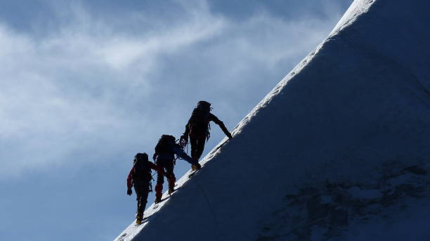 gli alpinisti su un sentiero mountain ridge - mountain peak mountain horizontal exploration foto e immagini stock