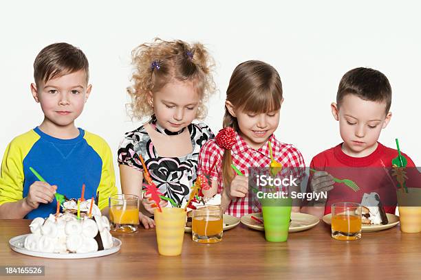 Crianças Comemorar Aniversário Na Tabela - Fotografias de stock e mais imagens de 6-7 Anos - 6-7 Anos, Aniversário, Bebida