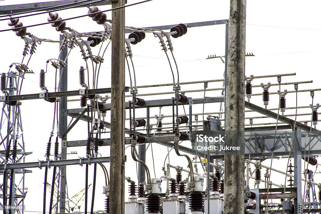 Electric power station con polos cables y potente transformadores - Foto de stock de Amperaje libre de derechos