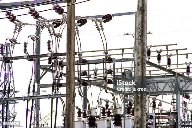 Electric Power Station Con Polos Cables Y Potente Transformadores Foto de stock y más banco de imágenes de Amperaje