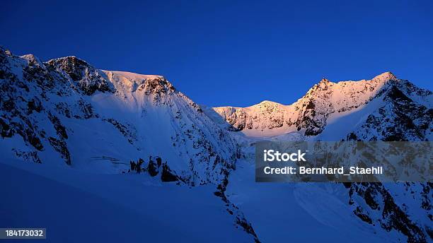 Nascer Do Sol Sobre Uma Cadeia De Montanhas - Fotografias de stock e mais imagens de Alpes Europeus - Alpes Europeus, Amanhecer, Ao Ar Livre