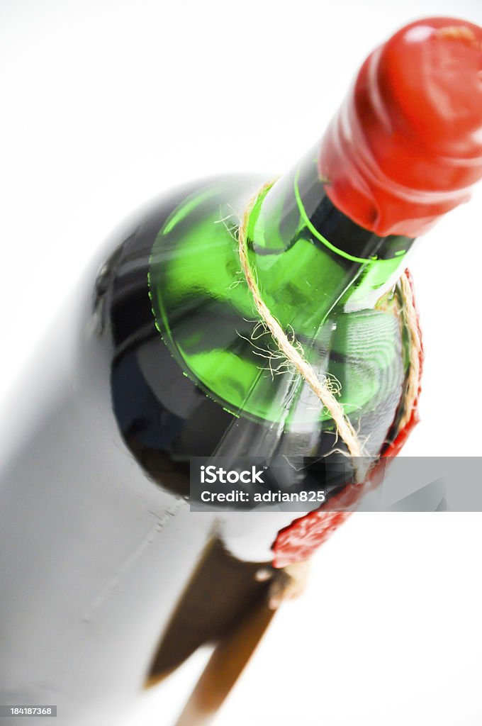 Bottiglia di vino rosso invecchiato - Foto stock royalty-free di Alchol