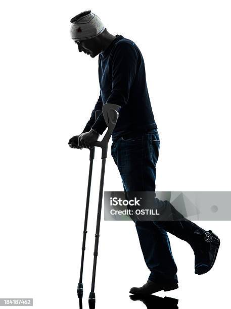 Ferido Homem A Caminhar Triste Com Crutches Silhueta - Fotografias de stock e mais imagens de Acidente - Conceito