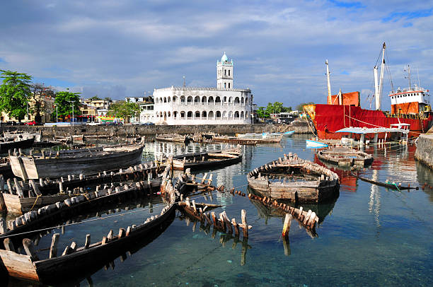 Moroni, Comoros: dhow port and the Old Friday Mosque Moroni, Grande Comore / Ngazidja, Comoros islands: wooden boats at the dhow port and the Old Friday Mosque - photo by M.Torres dhow photos stock pictures, royalty-free photos & images