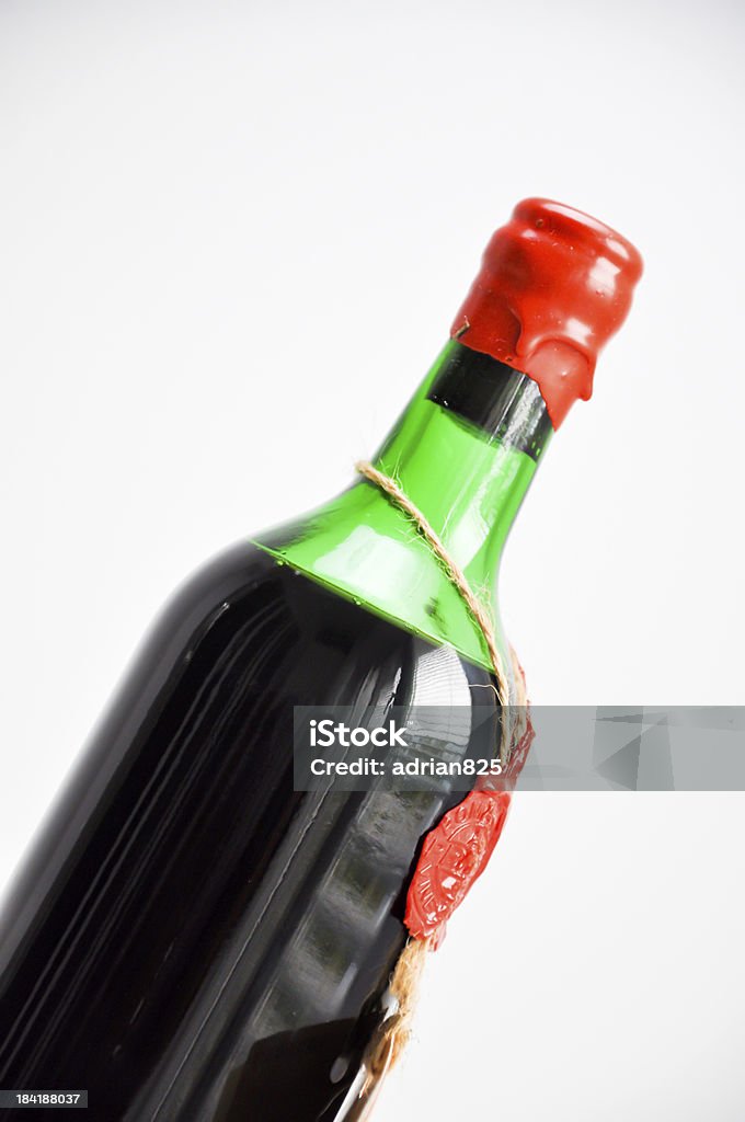 Garrafa de vinho tinto envelhecido - Foto de stock de Antigo royalty-free