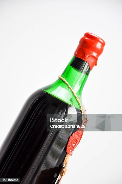 Старый Бутылка Красного Вина — стоковые фотографии и другие картинки Алкоголь - напиток - Алкоголь - напиток, Антиквариат, Без людей