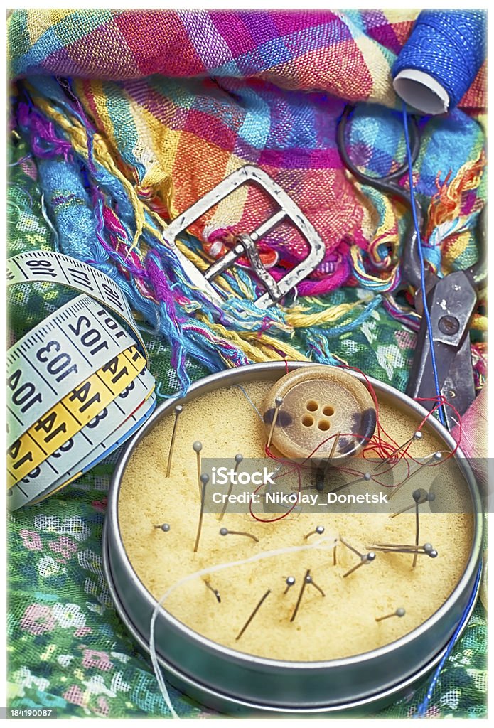 Caixa com costura needles - Foto de stock de Agulha royalty-free