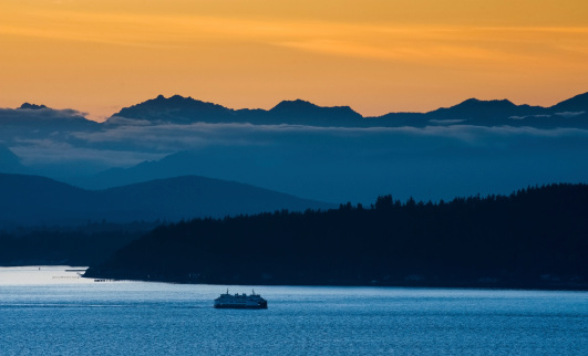 Ferry de Seattle y a las montañas Olympic. photo