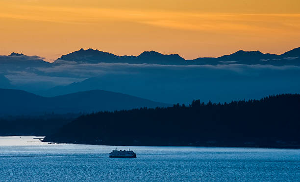 ferry de seattle y a las montañas olympic. - ferry fotografías e imágenes de stock