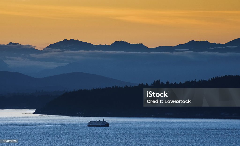 Seattle Ferry and the Olympic Mountains. - Royalty-free Seattle Stok görsel