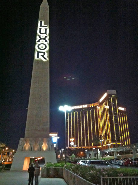 luxor hotel and casino em las vegas à noite - las vegas metropolitan area skyline cityscape the las vegas strip - fotografias e filmes do acervo