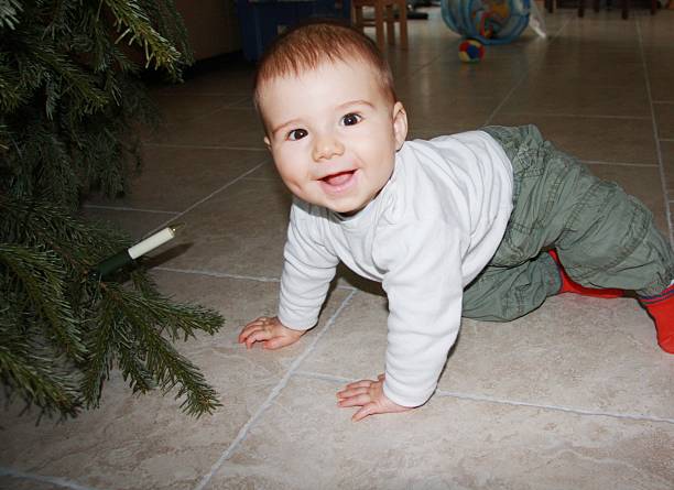 última natal - baby tile crawling tiled floor imagens e fotografias de stock