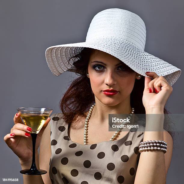 Mulher Com Martini - Fotografias de stock e mais imagens de Adulto - Adulto, Beber, Bebida