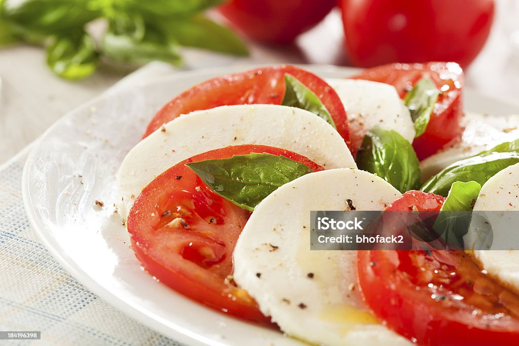 홈메이트 유기 캐프리스 샐러드 - 로열티 프리 건강한 식생활 스톡 사진