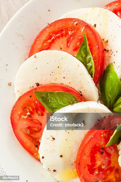 Foto de Salada Caprese Orgânico Artesanal e mais fotos de stock de Alimentação Saudável - Alimentação Saudável, Antepasto, Azeite