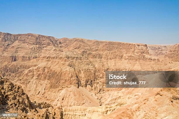 Soleado Paisaje De Montaña En Desierto Judeano Foto de stock y más banco de imágenes de Acantilado - Acantilado, Aire libre, Ancho