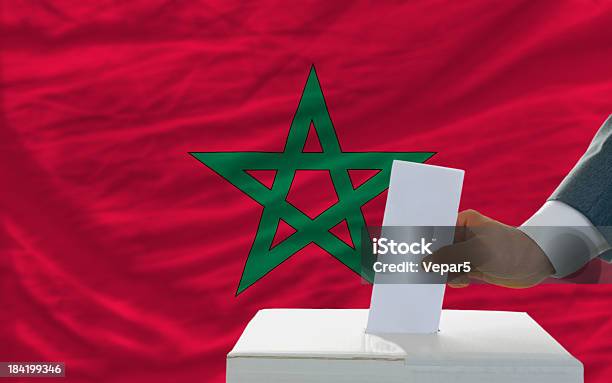 Photo libre de droit de Homme Vote Sur Les Élections Au Maroc De Drapeau Sur Le Devant banque d'images et plus d'images libres de droit de Maroc