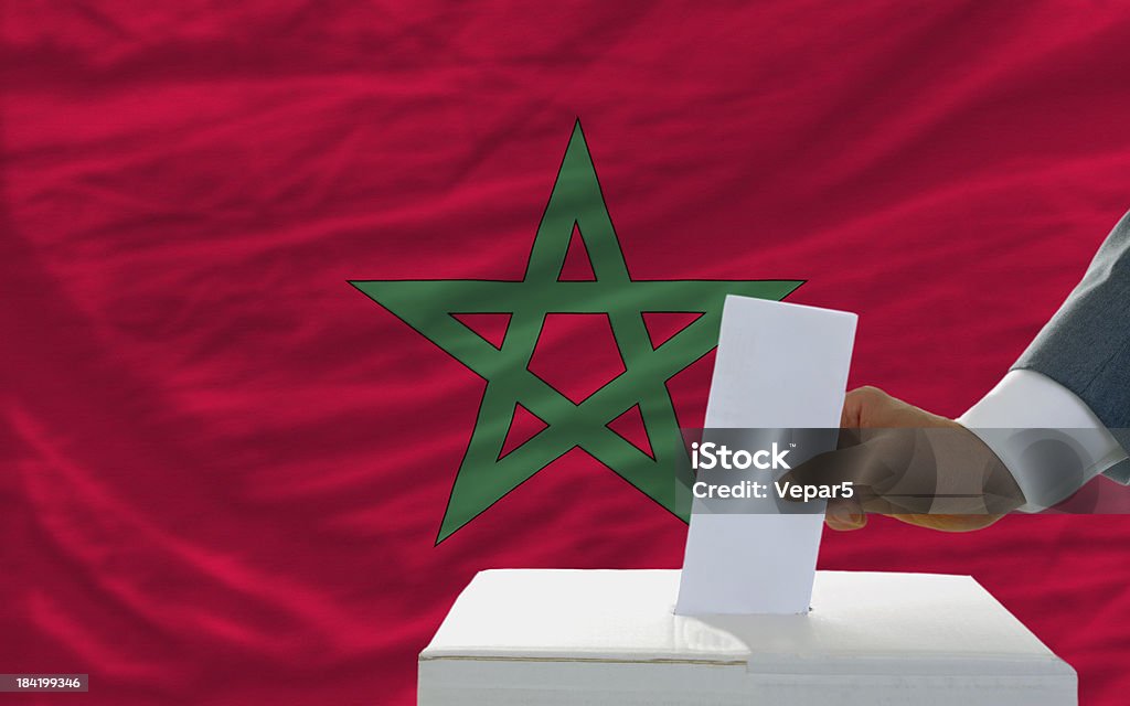 Człowiek głosowania w wyborach w Maroku przód flagi - Zbiór zdjęć royalty-free (Maroko)