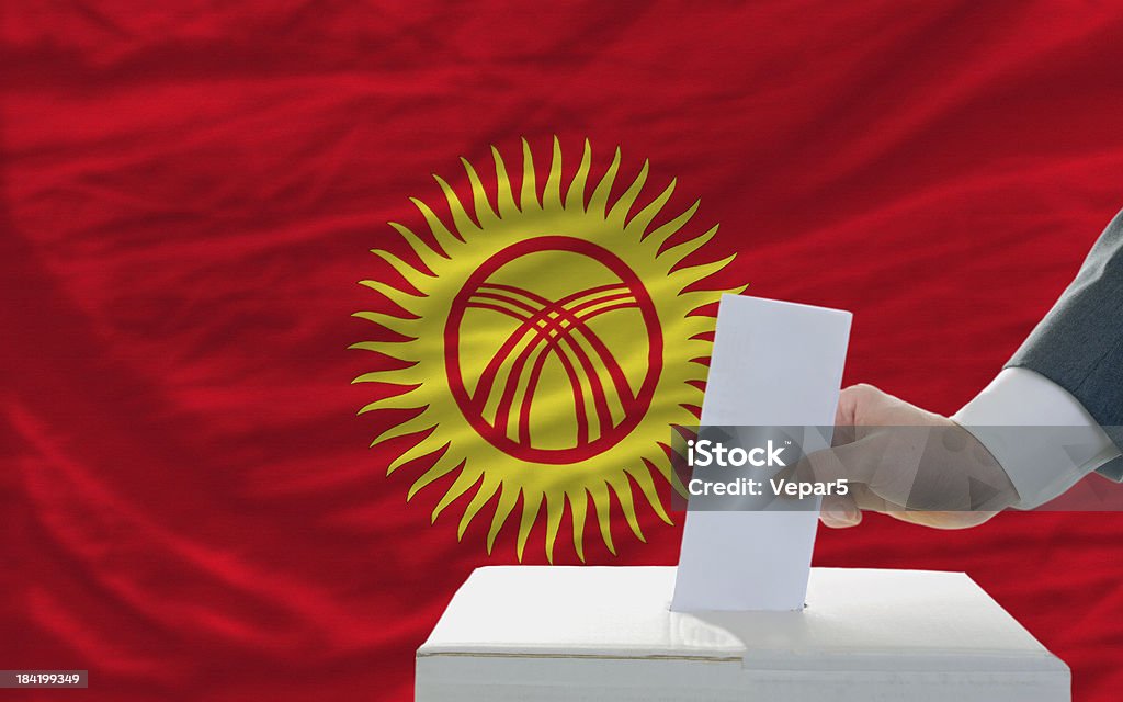 남자 대한 선택 (voting) 에서 전면 kyrghyzstan 플래깅 - 로열티 프리 Kyrghyzstan 스톡 사진