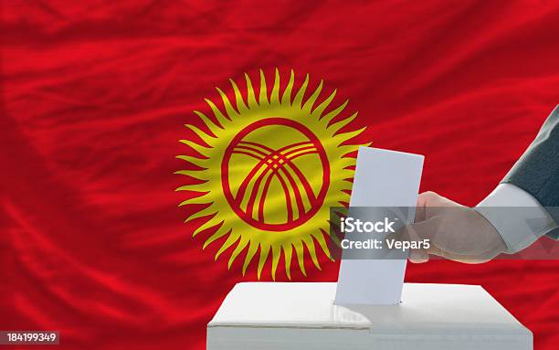 Человек В Голосовании На Выборах В Kyrghyzstan Перед Флаг — стоковые фотографии и другие картинки Kyrghyzstan