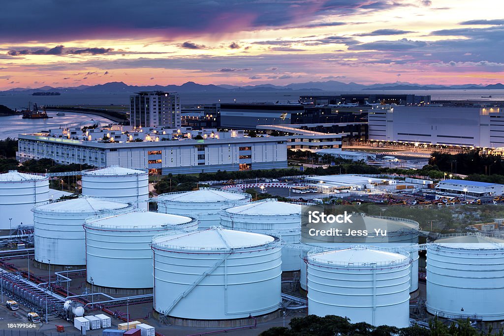 Serbatoi di Raffineria di petrolio e gas al crepuscolo - Foto stock royalty-free di Acciaio