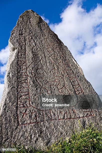 Rune Stone Foto de stock y más banco de imágenes de Arte - Arte, Vikingo, Alrededor del siglo X