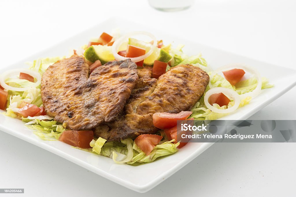 Tilapia e Salada - Royalty-free Frito Foto de stock