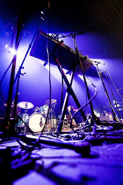 dark imagem de um palco pronto para apresentação ao vivo - drumhead - fotografias e filmes do acervo