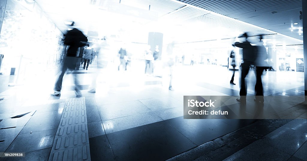 rush urban personas en el centro comercial de movimiento borroso - Foto de stock de Abstracto libre de derechos