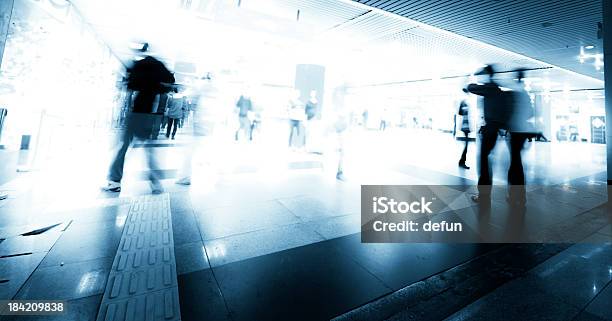 Rush Urban Personas En El Centro Comercial De Movimiento Borroso Foto de stock y más banco de imágenes de Abstracto