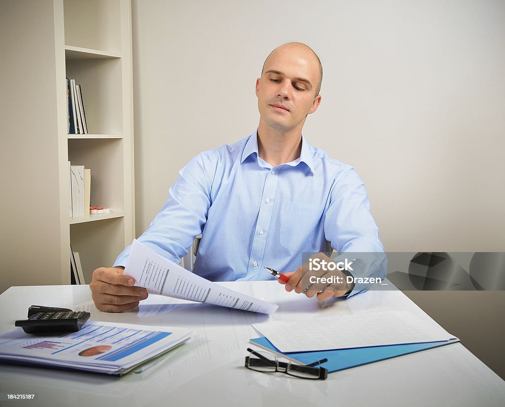 Giovane professionista caucasica Uomo d'affari con le tasse e le finanze in ufficio - Foto stock royalty-free di 30-34 anni