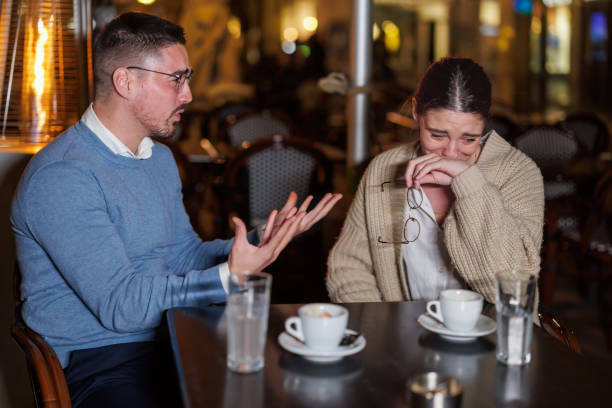 conversations stimulantes : un couple s’engage dans un débat stimulant dans un café confortable - frustration women threats disappointment photos et images de collection