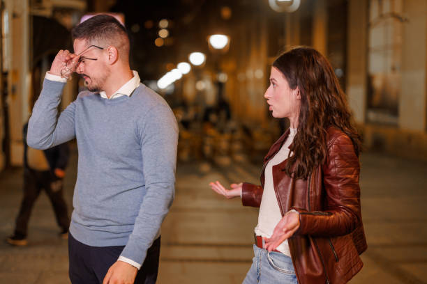 un petit ami et une petite amie se disputent violemment dans les rues nocturnes de la ville. - frustration women threats disappointment photos et images de collection